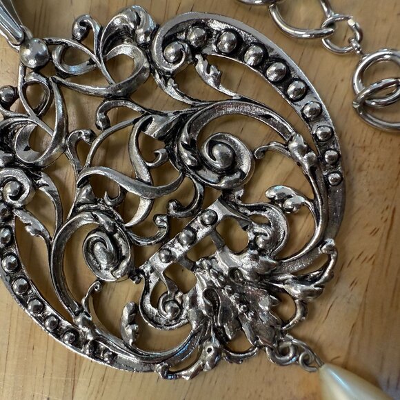 Vintage 1970s Avon Silver Tone Pendant Necklace With Faux Pearl Drop & Ornate Fi - Picture 3 of 7